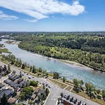 3Bd Luxury Home, Steps To Calgary Dt, River, Hospital