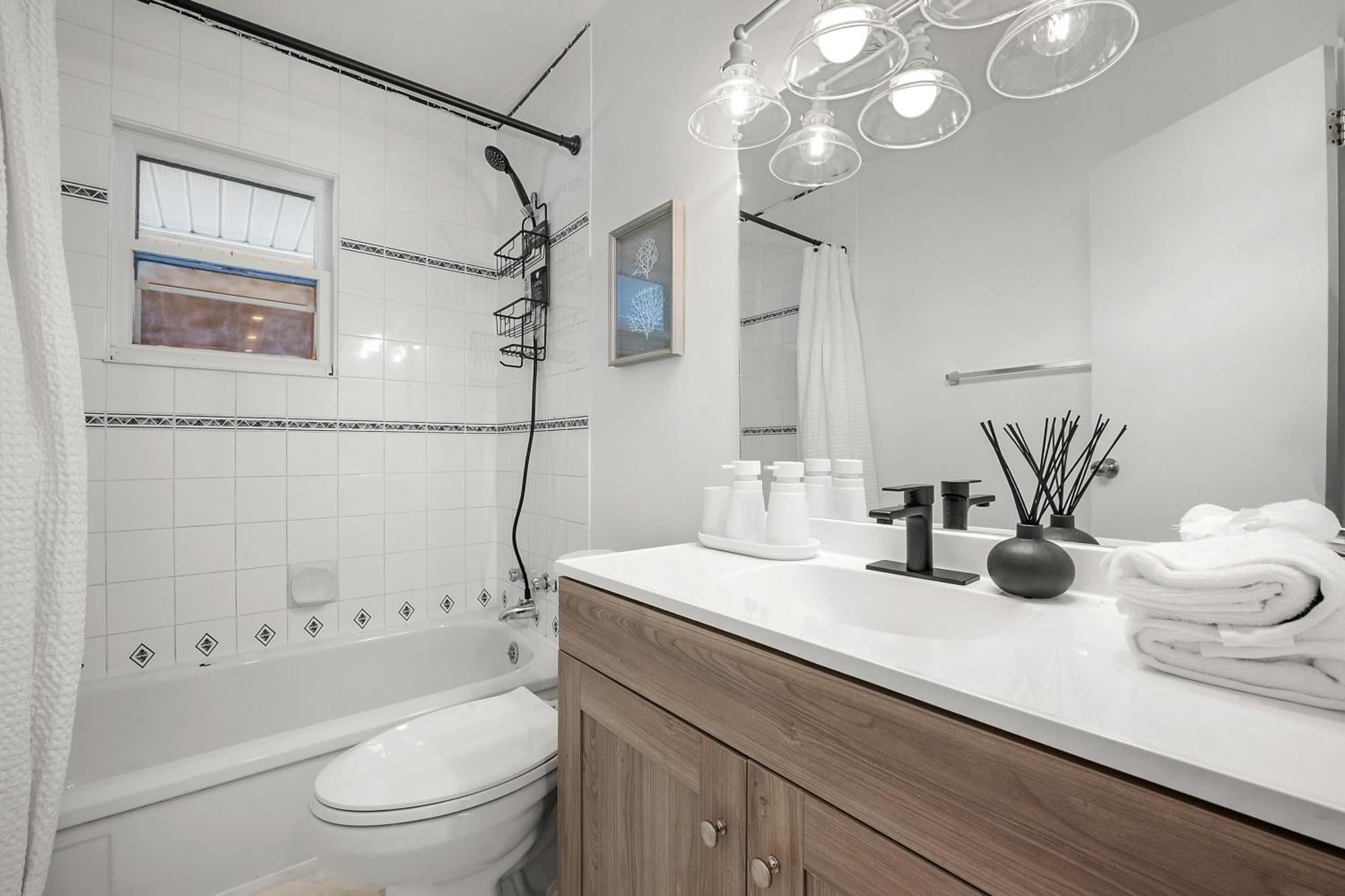 3bd Luxury Home, Steps To Dt, River, Hospital Calgary